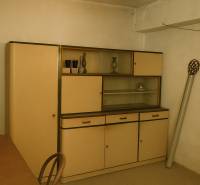 HD reality ponúka, predaj, rodinný dom Rykynčice  - Vintage skriňa a stôl v interiéri rodinného domu.