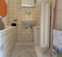 Novinka: Priestranný svetlý byt s balkónmi pri Kuchajde. Vajnorská - Kúpeľňa v 3-izbovom byte s vaňou, umývadlom, svetlou dlažbou a béžovými obkladačkami.