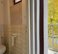 Novinka: Priestranný svetlý byt s balkónmi pri Kuchajde. Vajnorská - Kúpeľňa v 3-izbovom byte s toaletou, oknom a prístupom na balkón.