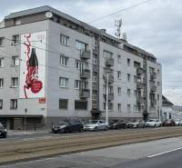 Novinka: Priestranný svetlý byt s balkónmi pri Kuchajde. Vajnorská - Budova na Vajnorskej ulici v Bratislave - Novom Meste s reklamou na víno.