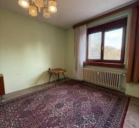 Novinka: Priestranný svetlý byt s balkónmi pri Kuchajde. Vajnorská - Izba v 3-izbovom byte s orientálnym kobercom, luster, stolík, okno s radiátorom.