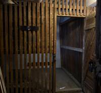 Novinka: Priestranný svetlý byt s balkónmi pri Kuchajde. Vajnorská - Skladovací priestor so stenami z drevených lát v 3-izbovom byte.