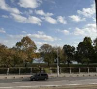 Novinka: Priestranný svetlý byt s balkónmi pri Kuchajde. Vajnorská - Cesta s autom pri parku vo Vajnorskej ulici v Bratislave - Novom Meste.