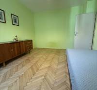 Novinka: Priestranný svetlý byt s balkónmi pri Kuchajde. Vajnorská - Spálňa v 3-izbovom byte s podlahou s dreveným dekorom, skrinkou a dekoráciami.