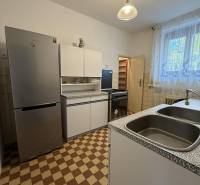 Novinka: Priestranný svetlý byt s balkónmi pri Kuchajde. Vajnorská - Kuchyňa v 3-izbovom byte s kockovanou podlahou a jednoduchým vybavením.