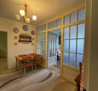 Novinka: Priestranný svetlý byt s balkónmi pri Kuchajde. Vajnorská - Jedálenský kút so stolom a stoličkami, presklené dvere v 3-izbovom byte.