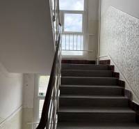 Novinka: Priestranný svetlý byt s balkónmi pri Kuchajde. Vajnorská - Schodisko s kovovým zábradlím a veľkým oknom v bytovom dome.