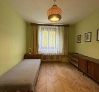 Novinka: Priestranný svetlý byt s balkónmi pri Kuchajde. Vajnorská - Izba v 3-izbovom byte s podlahou s dreveným dekorom a retro nábytkom.