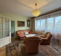 Novinka: Priestranný svetlý byt s balkónmi pri Kuchajde. Vajnorská - Obývacia izba v 3-izbovom byte s kobercom a pohodlnou sedacou súpravou.