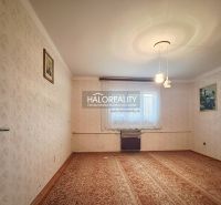 Predaj, rodinný dom Dvory nad Žitavou, dvojizbový, p... - Obývacia izba v rodinnom dome s kobercom, tapetami a nástennými obrazmi.