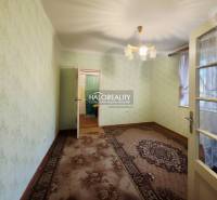 Predaj, rodinný dom Dvory nad Žitavou, dvojizbový, p... - Izba v rodinnom dome s kobercom, zelenými stenami a dekoratívnym osvetlením.