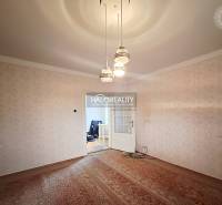 Predaj, rodinný dom Dvory nad Žitavou, dvojizbový, p... - Izba v rodinnom dome s kobercovou podlahou a závesným osvetlením.