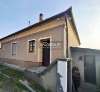 Predaj, rodinný dom Dvory nad Žitavou, dvojizbový, p... - Rodinný dom v Dvoroch nad Žitavou s omietnutou fasádou, vonkajšie schody a dvor.