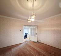 Predaj, rodinný dom Dvory nad Žitavou, dvojizbový, p... - Izba v rodinnom dome s kobercovou podlahou a závesným osvetlením.