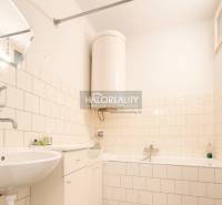 Predaj, rodinný dom Dvory nad Žitavou, dvojizbový, p... - Kúpeľňa v rodinnom dome s vaňou, umývadlom a podlahou s dreveným dekorom.