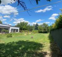 ViNi real - Prestížny pozemok pre dvojdom, Podunajské Biskupice  - Záhrada s trávnikom a modernou budovou v lokalite Bratislava - Podunajské Biskupice, Podunajské Biskupice, Pozemky - bývanie.