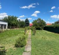 ViNi real - Prestížny pozemok pre dvojdom, Podunajské Biskupice  - Pozemok na bývanie na Nezvalovej ulici v Bratislave - Podunajské Biskupice obklopený zeleňou.