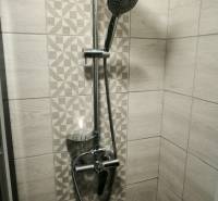 Prenajmeme 3 izb  byt na Korytnickej ulici - Sprchový kút s modernými obkladmi v 3-izbovom byte.