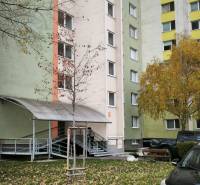 Prenajmeme 3 izb byt na Korytnickej ulici - Panelový bytový dom na Korytnickej ulici, Bratislava - Podunajské Biskupice, obklopený zeleňou.