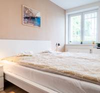 Na prenájom štýlový  3 - izb. byt  (Košice - Sever) - Spálňa v 3-izbovom byte s veľkou posteľou, stolnými lampami a svetlým interiérom.