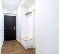 Na prenájom štýlový  3 - izb. byt  (Košice - Sever) - Svetlá predsieň v 3-izbovom byte s hnedými dlaždicami a úložným priestorom.