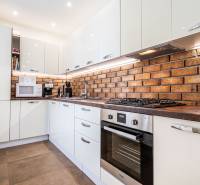 Na prenájom štýlový  3 - izb. byt  (Košice - Sever) - Kuchyňa v 3-izbovom byte, s tehlovou stenou a modernými spotrebičmi.