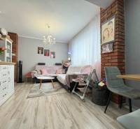 Na predaj: Investičný 3 izb.byt + murovaná PIVNICA - Svetlá obývacia izba v 3-izbovom byte s nábytkom, hračkami a dekoráciami.