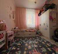 Na predaj: Investičný 3 izb.byt + murovaná PIVNICA - Detská izba v 3-izbovom byte s ružovými závesmi, nábytkom a motívmi rozprávok.
