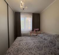 Na predaj: Investičný 3 izb.byt + murovaná PIVNICA - Spálňa v 3-izbovom byte s posuvnou skriňou, posteľou a detskou postieľkou.