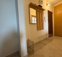 Na predaj: 3 izb.byt + 2x balkon + kumbál - Vstupná chodba 3-izbového bytu s botníkom, vešiakom a zrkadlom.