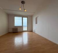 Na predaj: 3 izb.byt + 2x balkon + kumbál - Prázdna izba s podlahou a oknom v 3-izbovom byte.