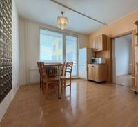 Na predaj: 3 izb.byt + 2x balkon + kumbál - Jasná kuchyňa v 3-izbovom byte s dreveným nábytkom a dekoračnou stenou.