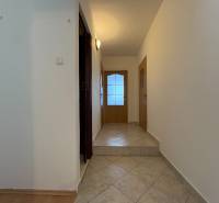 Na predaj: 3 izb.byt + 2x balkon + kumbál - Chodba v 3-izbovom byte s dlažbou a drevenými dverami.