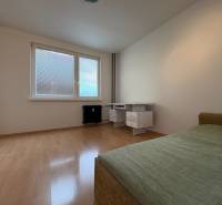 Na predaj: 3 izb.byt + 2x balkon + kumbál - Spálňa v 3-izbovom byte, svetlá izba s posteľou a zásuvkovým úložným priestorom.