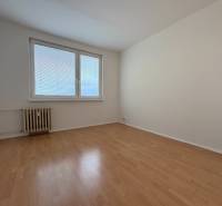 Na predaj: 3 izb.byt + 2x balkon + kumbál - Izba v 3-izbovom byte s drevenou podlahou a radiátorom.