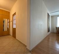 Na predaj: 3 izb.byt + 2x balkon + kumbál - Predsieň 3-izbového bytu s dlažbou, skrinkou a zrkadlom.