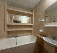 Na predaj: 3 izb.byt + 2x balkon + kumbál - Kúpeľňa 3-izbového bytu s vaňou, umývadlom a obkladom.