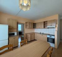 Na predaj: 3 izb.byt + 2x balkon + kumbál - Kuchyňa s dreveným nábytkom a jedálenským stolom v 3-izbovom byte.