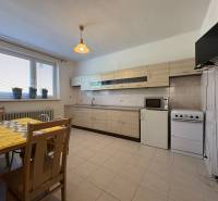 Na predaj: Rodinný dom v meste Levice - Kuchyňa v rodinnom dome s jedálenským stolom, kuchynskou linkou a spotrebičmi.