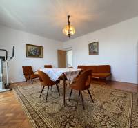 Na predaj: Rodinný dom v meste Levice - Obývacia izba v rodinnom dome s podlahou s dreveným dekorom, kobercom a vintage nábytkom.