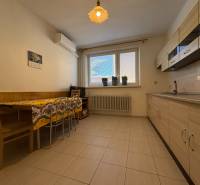 Na predaj: Rodinný dom v meste Levice - Kuchyňa v rodinnom dome s kuchynskou linkou, jedálenským stolom a klimatizáciou.