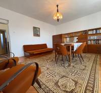 Na predaj: Rodinný dom v meste Levice - Obývacia izba v rodinnom dome s hnedým nábytkom a kobercom na podlahe s dreveným dekorom.