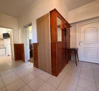 Na predaj: Rodinný dom v meste Levice - Chodba s kachličkovou podlahou, dreveným obložením a vstavaným nábytkom v rodinnom dome.