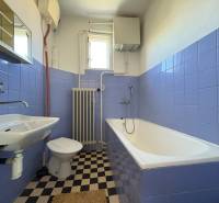 Na predaj: Rodinný dom v meste Levice - Kúpeľňa v rodinnom dome s modrými obkladačkami, vaňou a umývadlom.