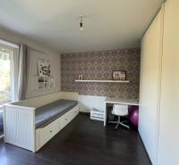 PREDAJ krásny 6 izb. rod. dom prepojený s prírodou - Izba v rodinnom dome s jednolôžkom, pracovným stolom a podlahou s dreveným dekorom.