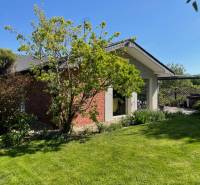 PREDAJ krásny 6 izb. rod. dom prepojený s prírodou - Rodinný dom v Lehote s upravenou záhradou, trávnikom a dreveným prístreškom.