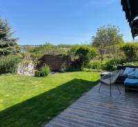 PREDAJ krásny 6 izb. rod. dom prepojený s prírodou - Záhrada pri rodinnom dome v Lehote so zeleným trávnikom a relaxačným posedením.