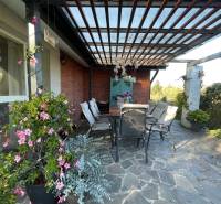 PREDAJ krásny 6 izb. rod. dom prepojený s prírodou - Terasa rodinného domu v Lehote s kvetmi a posedením pod pergolou.