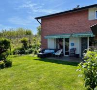 PREDAJ krásny 6 izb. rod. dom prepojený s prírodou - Rodinný dom v Lehote s terasou, trávnikom a bujnou záhradou pod modrou oblohou.