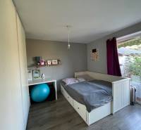 PREDAJ krásny 6 izb. rod. dom prepojený s prírodou - Spálňa v rodinnom dome s posteľou, bielym nábytkom a podlahou s dreveným dekorom.